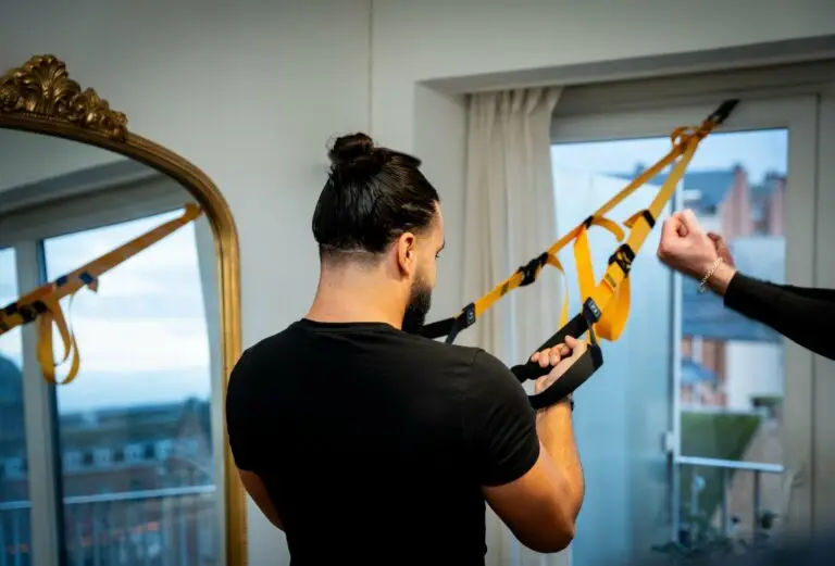 Coach sportif démontrant un exercice de renforcement musculaire pour un entraînement à domicile