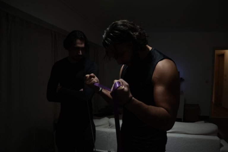 Un coach montrant un exercice a un élève