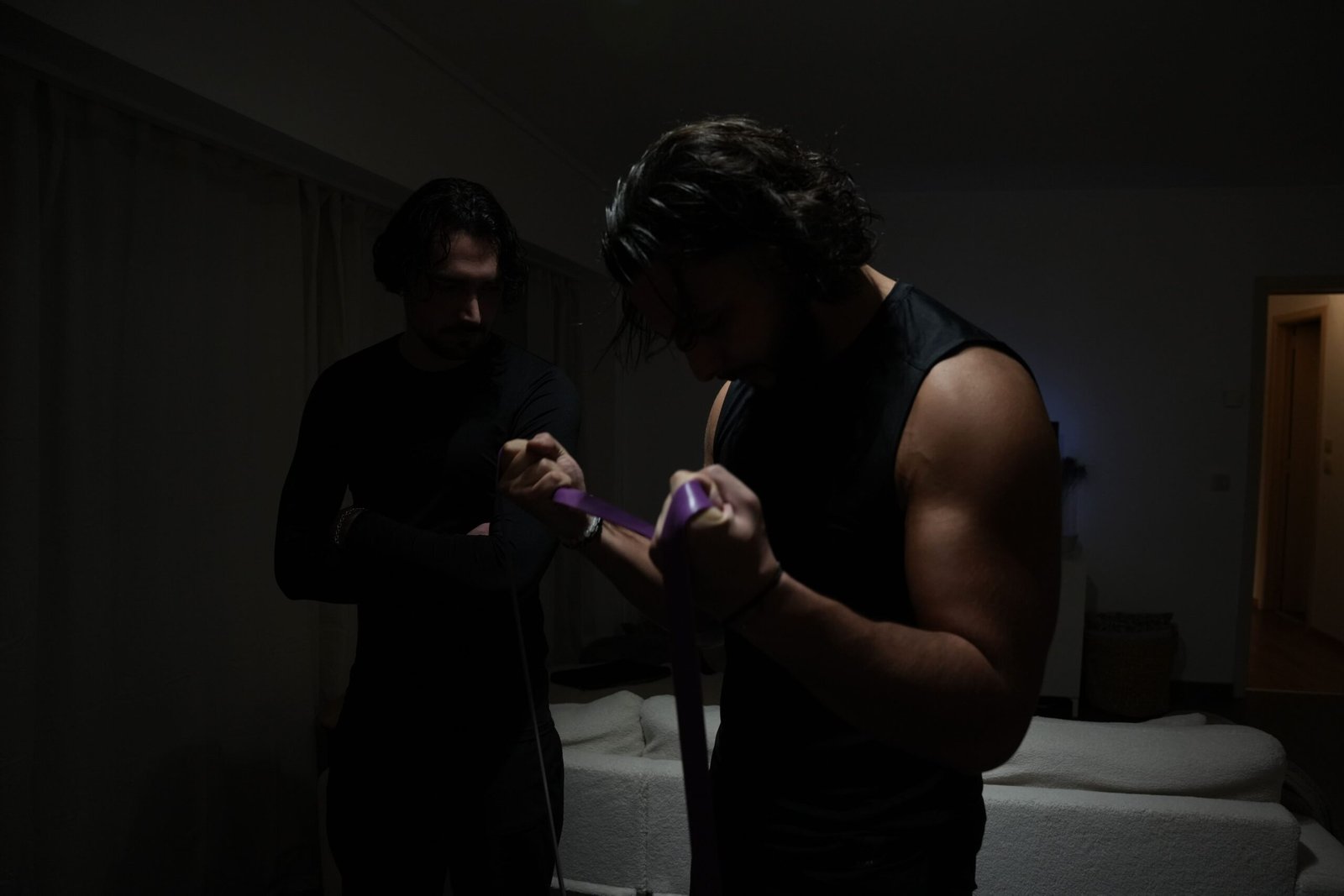 Un coach montrant un exercice a un élève