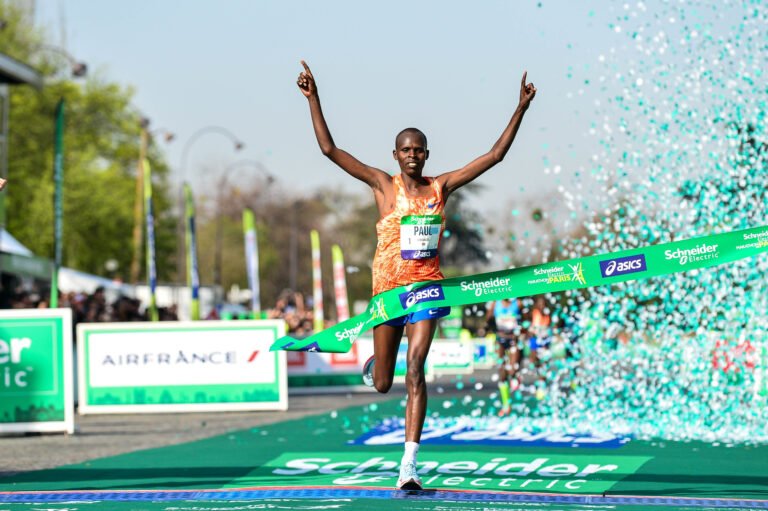 coureur suivi par stepcoaching franchissant la ligne d'arrivée