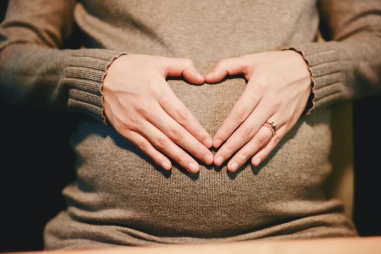 Femme enceinte faisant touchant son ventre