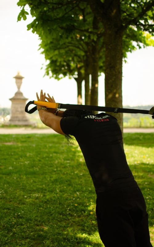 Coach faisant une séance de sport en exterieur